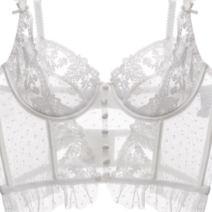 Gros plan d'un corset en dentelle blanche avec boutons délicats et bords festonnés