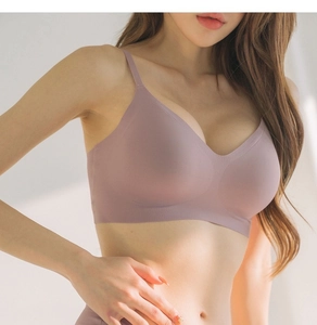 Dettaglio di reggiseno senza cuciture rosa polvere con scollo a V profondo e spalline