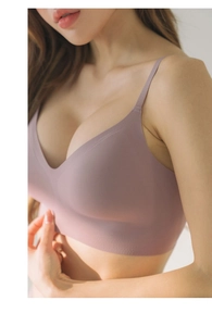 Vista dettagliata del reggiseno senza cuciture viola chiaro e della trama del tessuto
