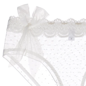 Gros plan détaillé sur culotte en dentelle blanche avec mesh et nœud en soie