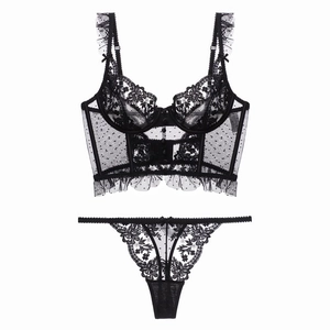Détail d'un ensemble bustier en dentelle noire avec broderie florale et mesh fin