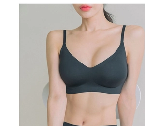 Dettaglio del reggiseno nero senza cuciture con spalline sottili e scollo a V