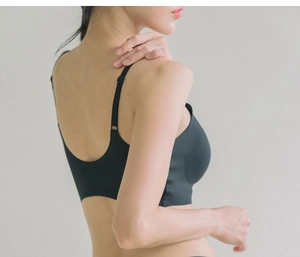 Dettaglio del reggiseno nero senza cuciture con spalline regolabili e design liscio schiena