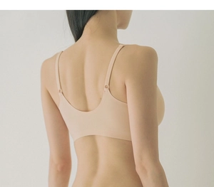 Dettaglio del reggiseno beige senza cuciture con spalline sottili e schiena a U profonda