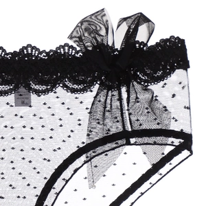 Gros plan sur culotte en tulle noir à pois avec dentelle cils et grand nœud en organza