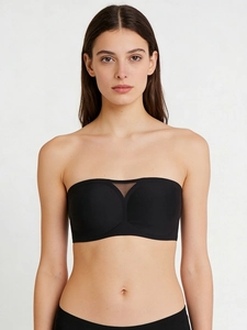 Détail du soutien-gorge bandeau noir sans bretelles avec insert en maille respirante