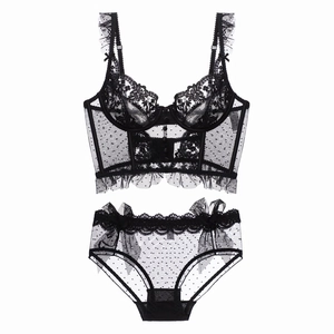 Vue détaillée à plat d'un ensemble de lingerie corset en dentelle noire avec broderie