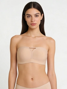 Vue de face du soutien-gorge bandeau sans couture beige avec fente en V et culotte assortie