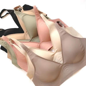 Dettaglio di reggiseni senza cuciture in mocha, bianco e rosa con tessuto sottile