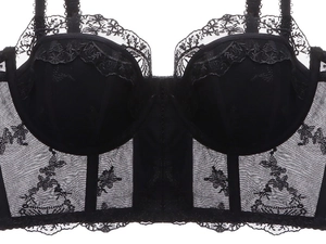 Détail de la broderie florale noire et du tulle transparent sur le soutien-gorge à armatures