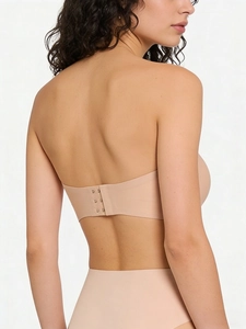 Détail du soutien-gorge bandeau sans bretelles avec fermeture à crochets au dos