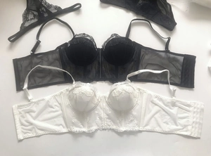 Détail des soutiens-gorge en dentelle française noir et blanc avec fermoirs multiples