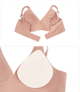 Dettaglio del reggiseno rosa carne senza cuciture con imbottiture rimovibili traspiranti