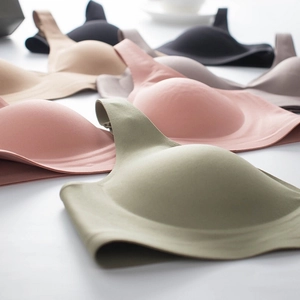 Dettaglio di reggiseni senza cuciture in colori morandi con trama di tessuto morbida e liscia