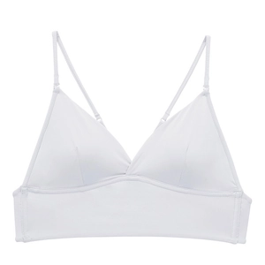 Detail van witte naadloze bralette met verstelbare bandjes en diepe V-hals ontwerp