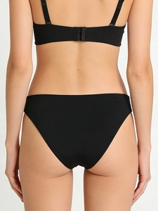 Vue arrière d'un ensemble de lingerie noir sans couture en soie glacée et douce