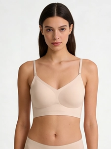 Détail d'un soutien-gorge dos nu beige sans couture montrant le tissu et les bretelles