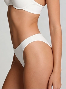 Détail de culotte bikini blanche sans couture en soie glacée avec coupe échancrée sexy