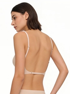 Détail du soutien-gorge dos nu beige avec fines bretelles et attache dorsale basse