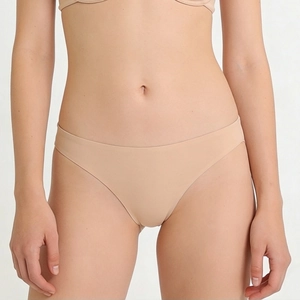 Détail du slip sans couture en soie glacée beige avec bords nets découpés au laser pour femmes
