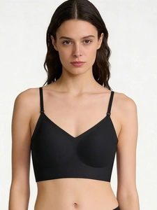 Détail du soutien-gorge dos nu sans couture noir avec fines bretelles réglables
