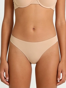 Vue de face d'un ensemble de lingerie nude sans couture en tissu lisse et extensible