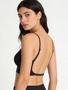 Détail du soutien-gorge sans couture dos nu avec fines bretelles et décolleté en U profond