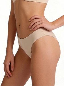 Vue détaillée de la culotte sans couture en soie glacée chair pour femme avec taille basse