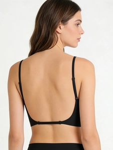 Détail du soutien-gorge sans couture noir dos nu en U profond avec fines bretelles