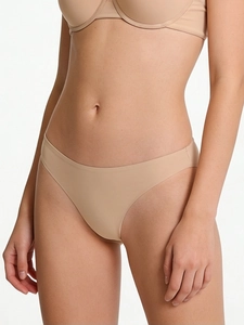 Gros plan d'une culotte beige sans couture en soie glacée et microfibre élastique