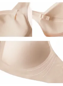 Dettaglio del reggiseno senza cuciture color carne con spalline regolabili e supporto morbido