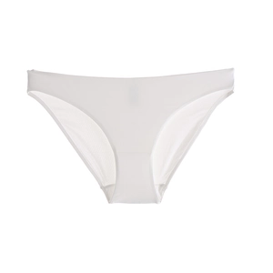 Détail de culotte sans couture en soie glacée blanche respirante avec coupe bikini