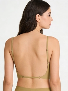 Gros plan sur le soutien-gorge vert olive sans couture avec dos nu en forme de U