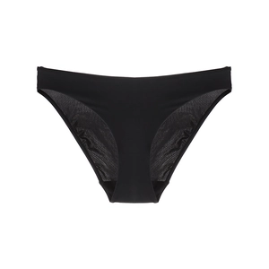 Détail d'une culotte noire sans couture en soie glacée, tissu respirant et élastique