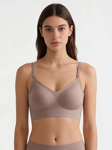 Détail de soutien-gorge dos nu marron mocha avec col en V profond et fini sans couture