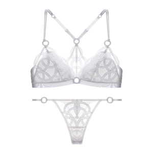Dettaglio del set bralette in pizzo bianco con ricami geometrici e perizoma