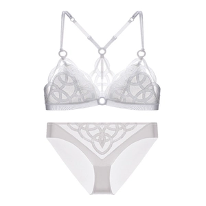 Vista dettagliata del set bralette in pizzo bianco con ricami geometrici e anelli metallici