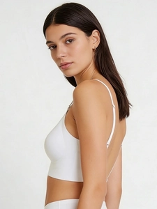 Détail de l'ensemble de lingerie blanche sans couture avec bretelles fines et dos nu