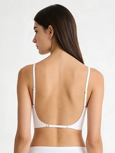 Gros plan d'un soutien-gorge blanc sans couture dos nu avec design en U et sangle