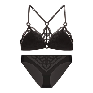 Dettaglio del set di lingerie nera con ricamo geometrico e spalline sottili incrociate