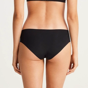 Nahtlose hochelastische schwarze brasilianische Slips mit niedriger Taille und glatter Textur