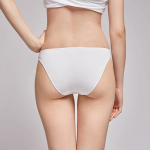 Culotte en coton blanc respirant pour femme, coupe intégrale, vue de dos du mannequin