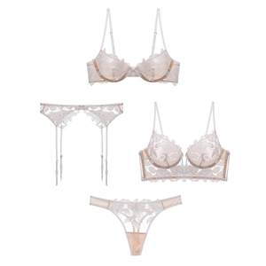 Dessous-Set aus Spitze mit Stickerei, BH, Strapsgürtel und Tanga in Nude und Weiß