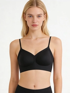Vue de face du soutien-gorge noir sans couture à col en V avec fines bretelles