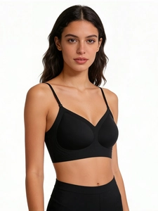 Détail du soutien-gorge noir dos nu montrant le tissu sans couture et les fines bretelles