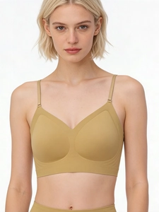 Détail du soutien-gorge dos nu sans couture jaune gingembre avec fines bretelles réglables