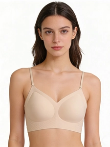 Détail d'un soutien-gorge dos nu sans couture beige montrant le tissu lisse et les bretelles