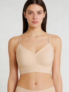 Vue de face d'un soutien-gorge dos nu beige sans couture avec de fines bretelles