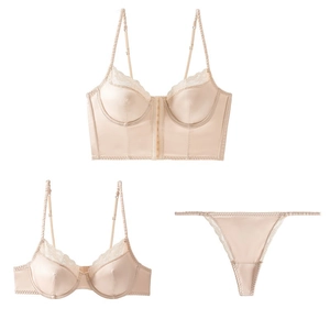 Ensemble de lingerie en satin champagne avec dentelle, soutien-gorge et string