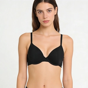 Soutien-gorge push-up noir sans couture avec armatures présenté par un mannequin sur fond blanc